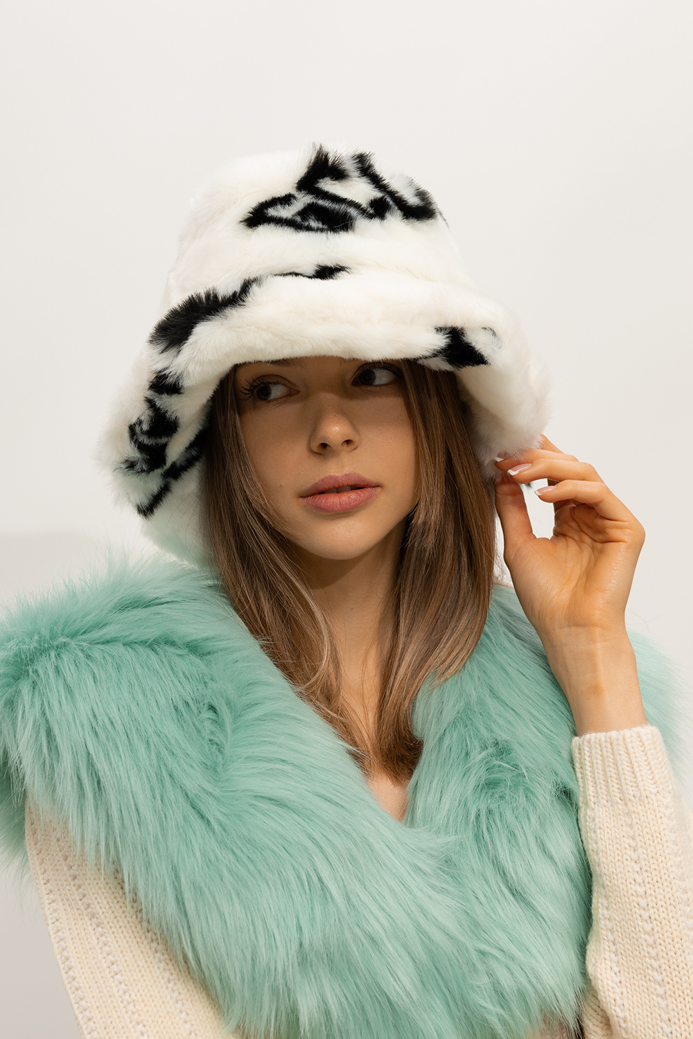 White Faux fur bucket hat GCDS - Vitkac Canada